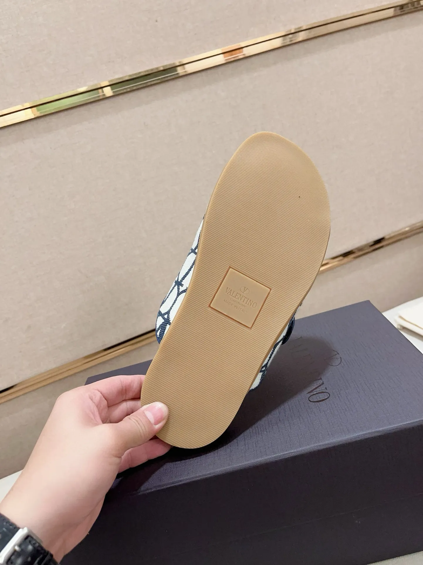 Men's shoes💰: 440💰[Valentino] New men's boutique slippers, counter quality, classic plaid, the actual workmanship is quite complex🔰The uppers are made of imported fabrics➕🐑Sheepskin lining, which tests the craftsman's craftsmanship➕original PU outsole. Size: 38-44 (45 can be customized, non-refundable)